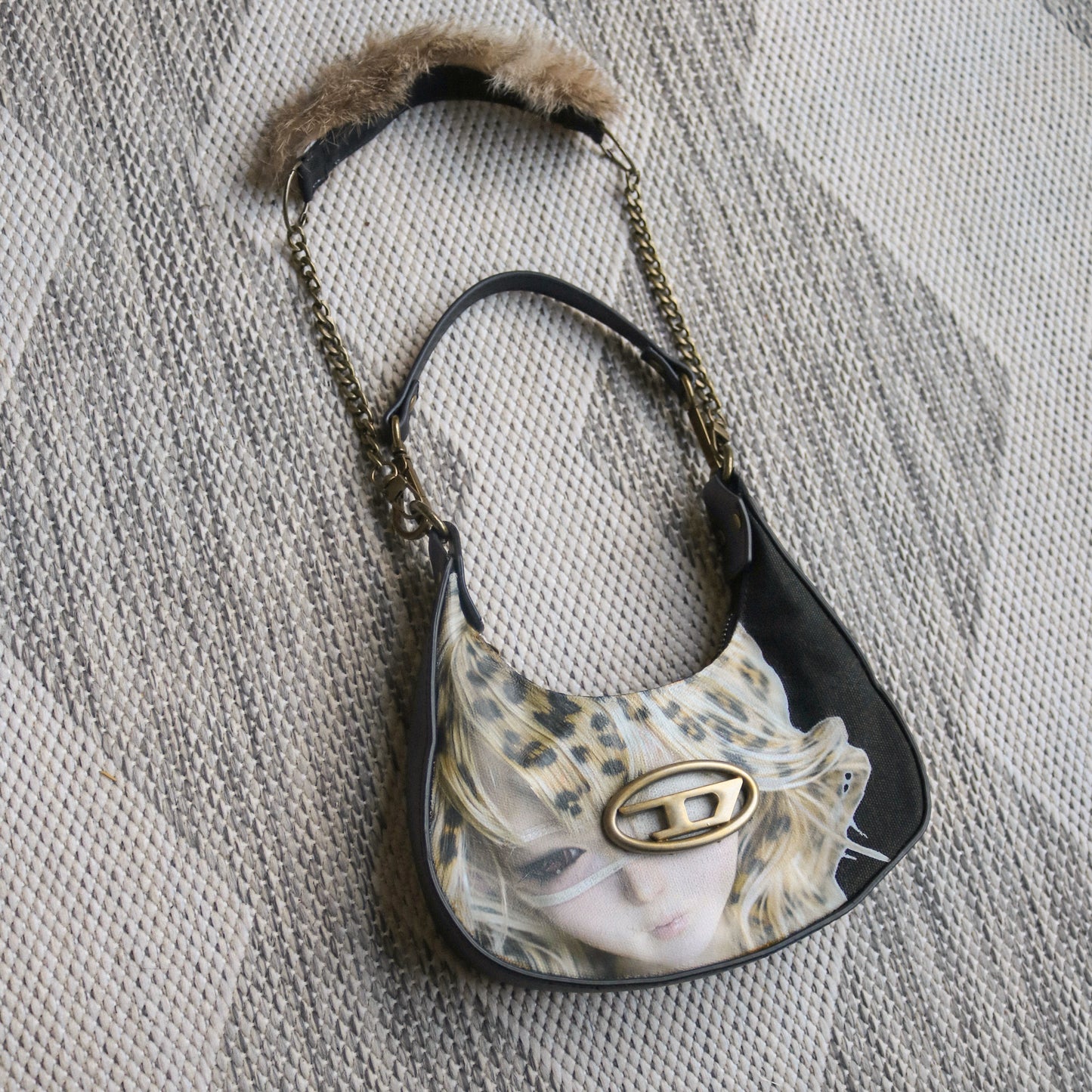 1 of 1 Oval D crescent bag