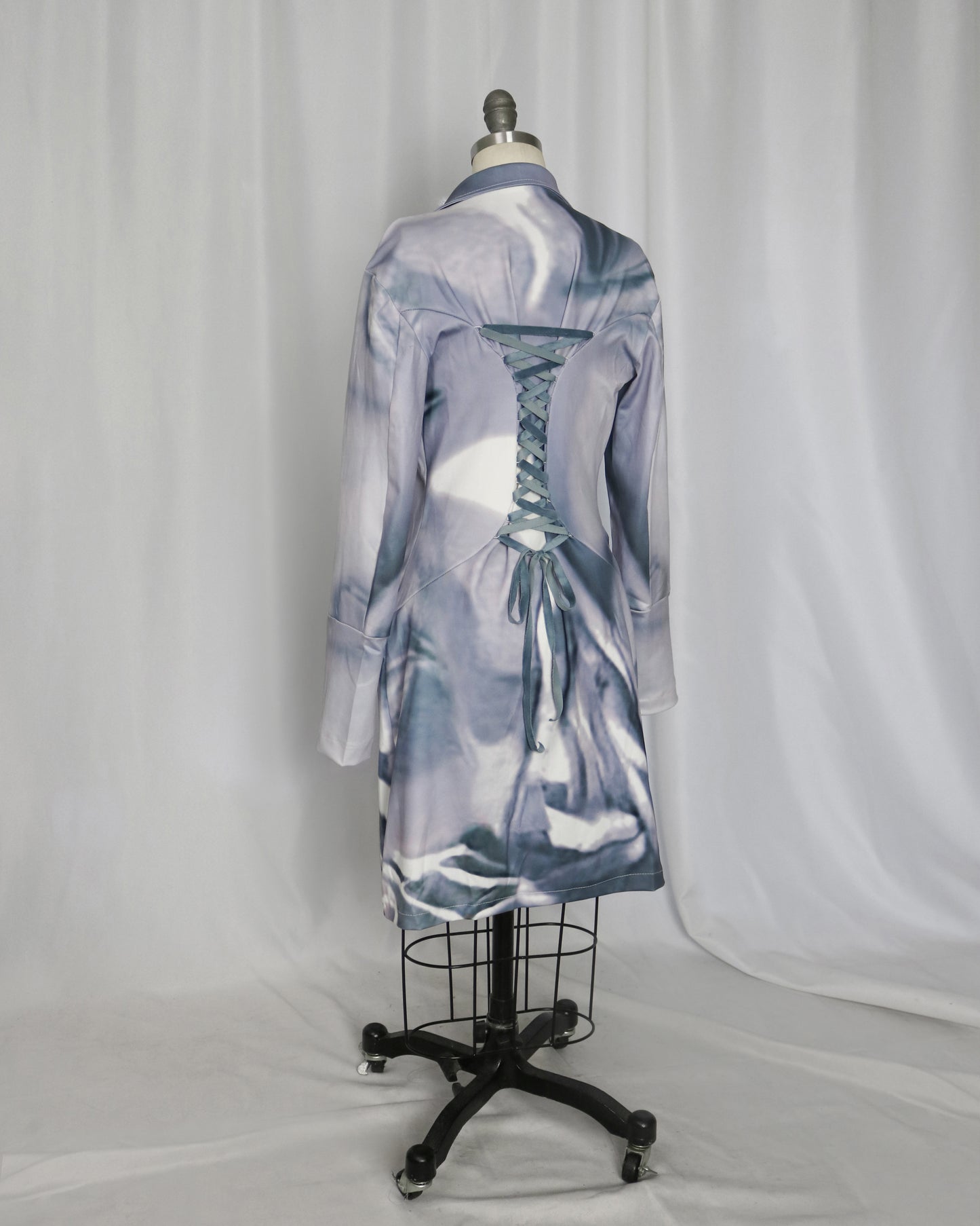 wave print lace back trench coat